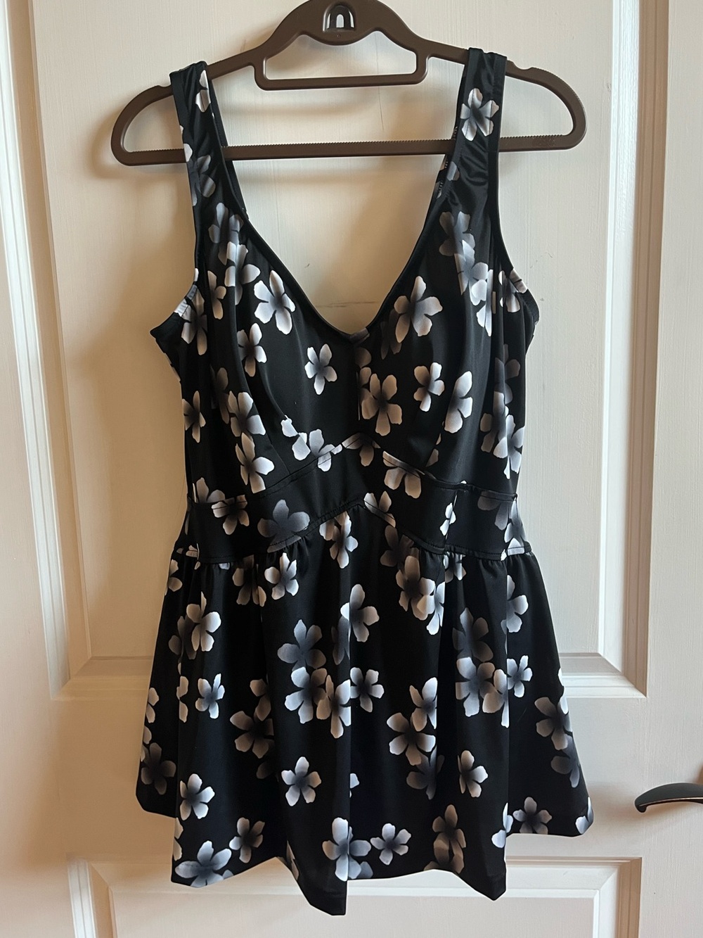 Le Cove Black Floral V-Neck Swim Dress, Size 18W - Picture 1 of 9